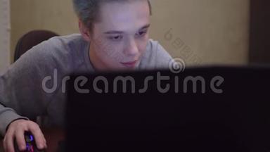年轻玩家玩网络电子游戏，游戏笔记本电脑，电脑，蓝色头发