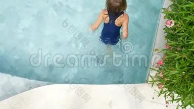 孩子坐在游泳池<strong>上</strong>挥舞着双腿。