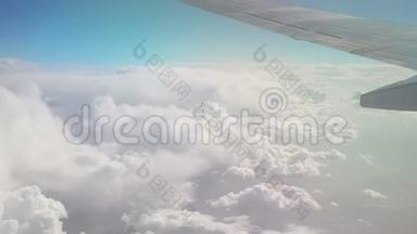 从飞机上看到移动的白雪<strong>白云</strong>。 <strong>天空</strong>背景。 天堂。 乘飞机在云层中飞行