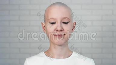 一位快乐的癌症幸存者微笑着看着镜头的肖像