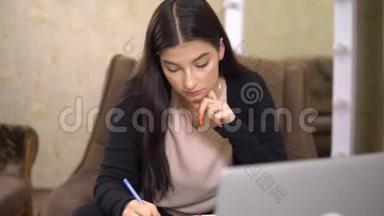 认真的女学生学习网络教师学习语言笔记本电脑