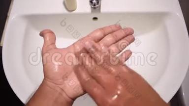 男子洗手池用<strong>消毒液</strong>洗手，防止冠状病毒