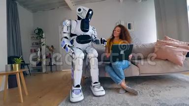 年轻的女人正在操作笔记本电脑，和<strong>机器人</strong>说话。 <strong>机器人</strong>，人形半机概念..