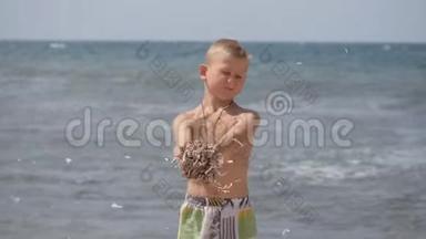 海滩<strong>暑假</strong>。 幼儿`情绪.. 这<strong>孩子</strong>在风中发育成了一个小。