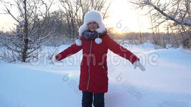 幸福美丽的女孩微笑着，落在雪地里。 冬季运动会。 圣诞节假期。 寒冷气候中的乐趣