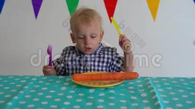手给孩子胡萝卜。 男孩用刀切未剥皮的胡萝卜。 万向节运动