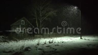在俄罗斯的村庄里下雪，冬天的<strong>夜晚</strong>有木制的旧<strong>房子</strong>