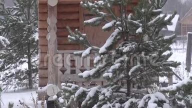 冬季全景与俄罗斯东正教教堂木<strong>礼拜堂</strong>在松林