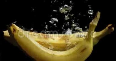 香蕉<strong>落入</strong>水中，有气泡。