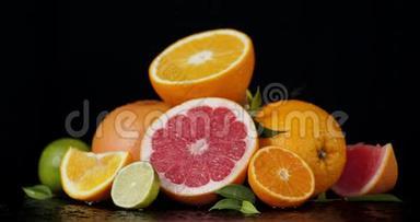 一片成熟的柑橘类水果，叶子掉落水珠..
