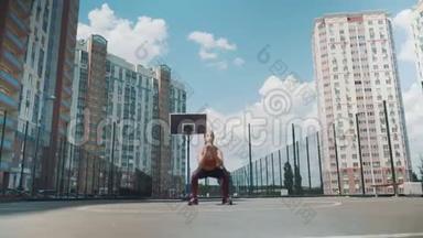 年轻的运动女孩做运动蹲与维普瑞加。 在街上健身。 背景中的高层建筑..