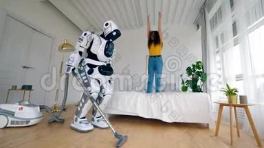 年轻的女人在床上跳跃，机器人在盘旋。 <strong>智能家居</strong>概念。