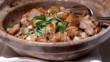中餐厅桌上放着蘑菇的炸鸡运动