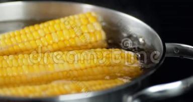 玉米用蒸汽和气泡煮熟。
