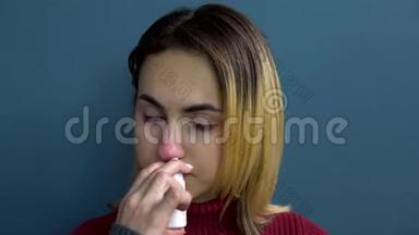 一个年轻的女人用鼻子喷<strong>感冒</strong>药。 那个<strong>女孩</strong>用纸巾吹鼻子. 特写