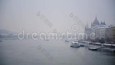 多瑙河上的船。布达佩斯议会。雾天50 fps