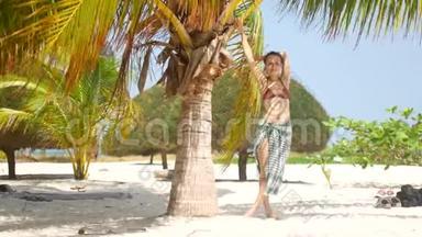 美丽的<strong>女人</strong>在棕榈树附近的岸边。 女孩在阳光下<strong>晒太阳</strong>，享受其余的。