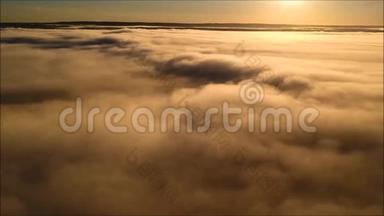 早晨日出时浓雾的鸟瞰图