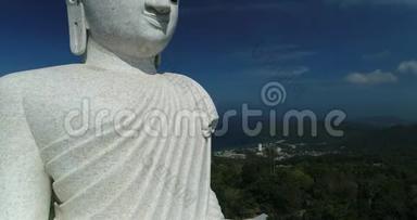 空中景观。蓝天和蓝色海洋上的白色大佛像。 这个大佛是普吉岛的地标之一。