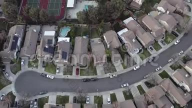 空中无人驾驶飞机拍摄，俯瞰附近的房子，网球场和游泳池，圣克拉丽塔，加利福尼亚
