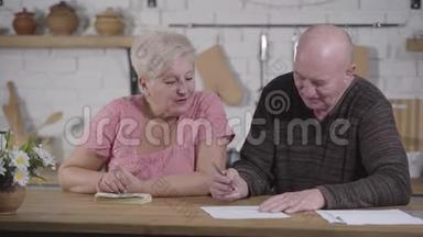 一幅高白种人妇女看着丈夫写下预算的画像。 两笔<strong>结算</strong>费用。 库存现金