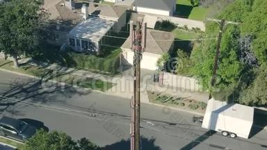 3G，4G细胞塔附近的房子，空中淘洗，在洛杉矶，加利福尼亚州
