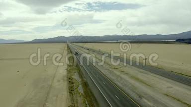 在莫哈韦沙漠沿15号州际公路行驶的卡车和车辆，空中