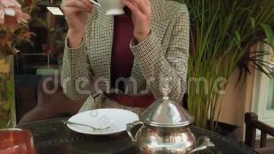 一位<strong>年</strong>轻女子在巴黎的复古餐厅喝咖啡。 <strong>复古风格</strong>的咖啡馆，充满活力的鲜花和老式家具