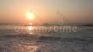 日落日出时，太阳正落在地平线上，越过海洋或海洋。 宁静的海洋海浪。 日落。 海滩度假背景