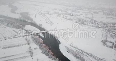 冬季河流<strong>飞行无人</strong>机桥上的河流降雪<strong>飞行</strong>