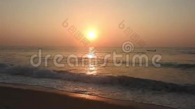 日落日出时，太阳正落在地平线上，越过海洋或海洋。 宁静的海洋海浪。 日落。 热带地区美丽的日落