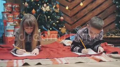 孩子们在冬天的晚上写信给北极，躺在红色的毯子上。 女孩不知道，她是`嗖嗖的