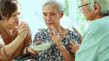 不高兴的亚洲老年妇女拒绝，手势与一个€œNOa€�的老年病人培育食物或无聊，老年人生病和生病