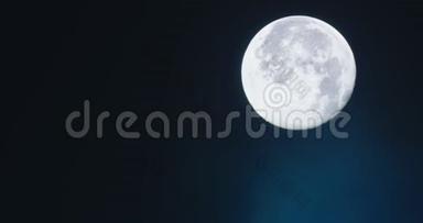 清晰可见的大满月
