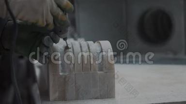 雕刻机使用电动工具加工大理石板表面