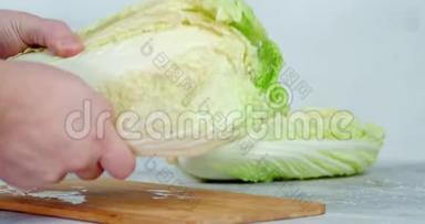 手把人撕下切板上的卷心菜叶。