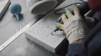 雕刻师从大理石板中切割出装饰的一部分