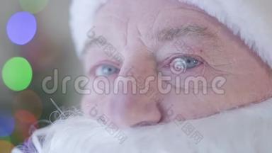 成熟的白人圣诞老人闭上眼睛，眼里含着泪水。 悲伤、悲伤、缺乏