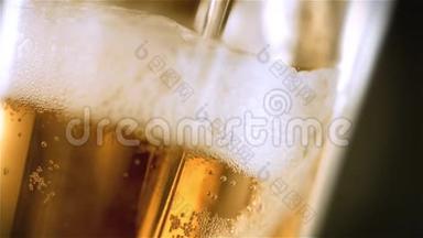 特写慢镜头冷淡啤酒放在杯子里，酒吧背景上有水滴。 快来点啤酒。 微波炉