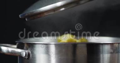 打开一个热锅准备好的西兰花。 把蒸汽从平底锅里放出来。