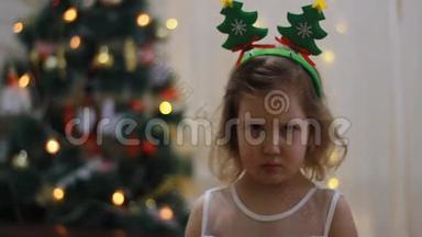 悲伤和沮丧的女孩期待圣诞老人和礼物在圣诞节。 新年和圣诞树。