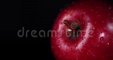 用水滴旋转<strong>新鲜</strong>的<strong>红苹果</strong>。