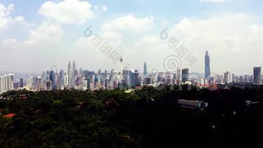 马来西亚吉隆坡市中心建筑物和地标中心的空中镜头视图。