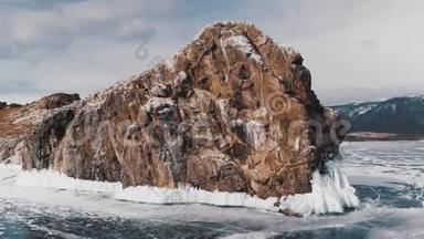 <strong>冰封</strong>的贝加尔湖和岩石岛。 著名的自然地标俄罗斯..