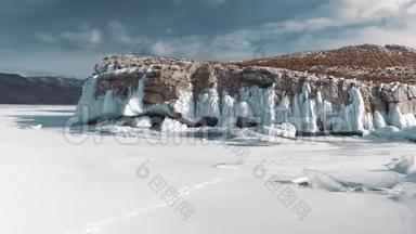 <strong>冰封</strong>的贝加尔湖和岩石岛。 著名的自然地标俄罗斯..