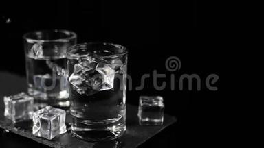 冰块倒下来，溅起水花和气泡，装有冰块的黑板上用伏特加、龙舌兰酒或清酒泡成玻璃杯