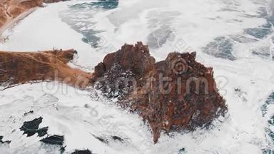 冰冻的贝加尔湖，奥尔孔岛的布罕角萨满岩。
