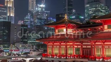 新加坡唐人街的佛牙遗迹寺在夜晚重现生机，城市天际<strong>线</strong>