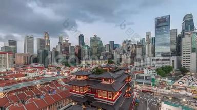 在新加坡唐人街，佛牙遗迹寺白天到晚上都是活的，城市天际线