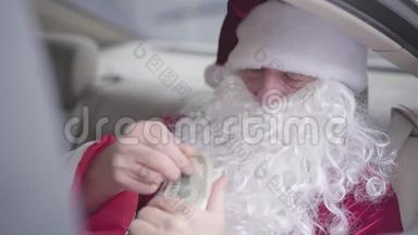 坐在后座的老圣诞老人坐在车里，嗅着<strong>一包</strong>钱，微笑着，然后举起酒杯，躲了起来